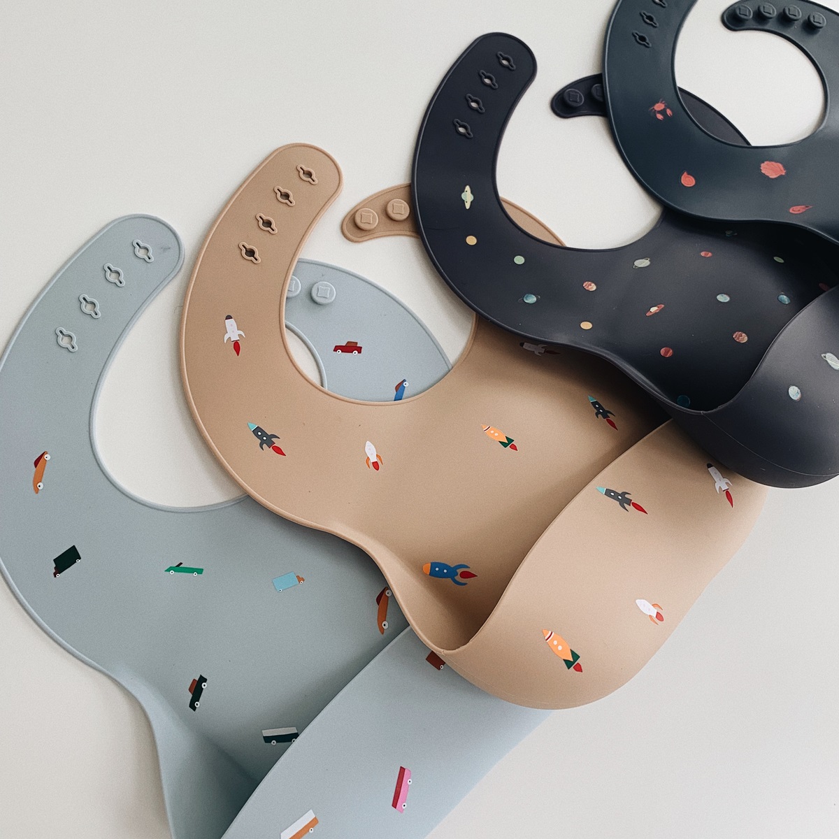 nagrudniki_silikonovye_s_printom Силиконовый нагрудник Mushie 4