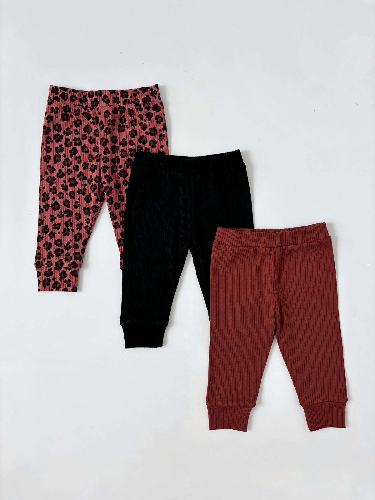 CCC98963-D710-4A86-AE82-31A4DED14F00 Набор из трех штанишек I love Carrot "Леопард"(лапша) 1