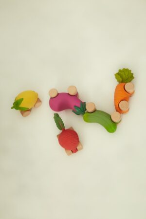 oli_carol1121_2_min (1) Машинка Oli&Carol игрушка-прорезыватель на деревянных колёсах 5