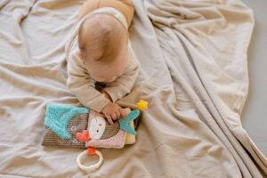 image_060188_stoffbuch_bruno_13_kl_insta_min Мягкая игрушка-книжка с подвесом FEHN Мишка Бруно 6