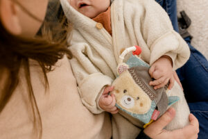 image_060188_stoffbuch_bruno_14_kl_insta_min Мягкая игрушка-книжка с подвесом FEHN Мишка Бруно 7