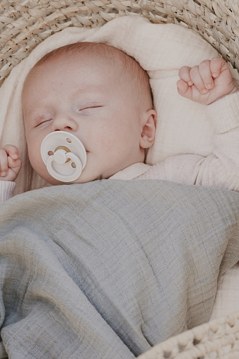 BIBS_SS21_MuslinSwaddle_Lifestyle_6 Набор пустышек латексных BIBS Colour, 4 шт. 2