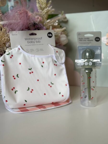 нагрудный фартук и бутылочка