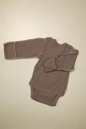 Bodi MATUSHKIN na zapah, dlinnyj rukav, shvy naruzhu, interlok-lapsha(1) Боди MATUSHKIN на запах, длинный рукав, швы наружу, интерлок-лапша, цвет капучино