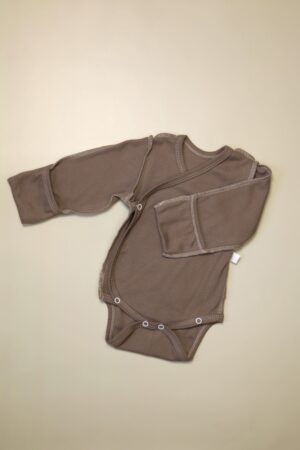 Bodi MATUSHKIN na zapah, dlinnyj rukav, shvy naruzhu, interlok-lapsha(3) Боди MATUSHKIN на запах, длинный рукав, швы наружу, интерлок-лапша, цвет капучино